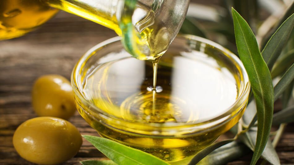 Cómo usar el aceite de oliva para el pelo y conseguir una melena brillante  e hidratada.